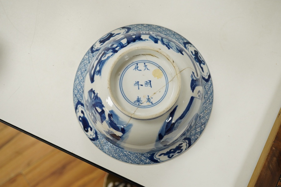 A Chinese blue and white bowl, Kangxi period, 20.5cm diameter